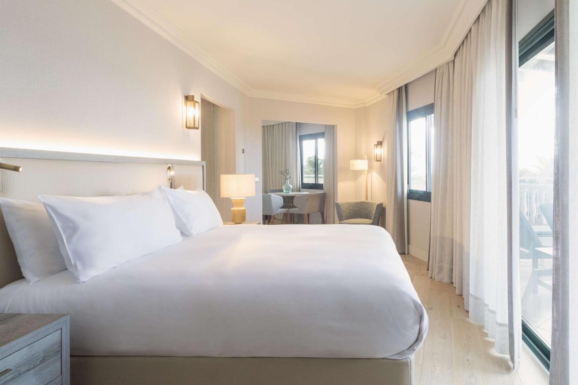 Hilton Mallorca Galatzo Peguera Bagian luar foto A room at the hotel