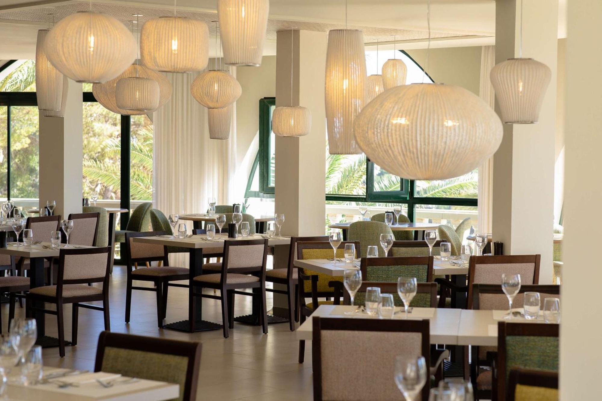 Hilton Mallorca Galatzo Peguera Bagian luar foto Restaurant